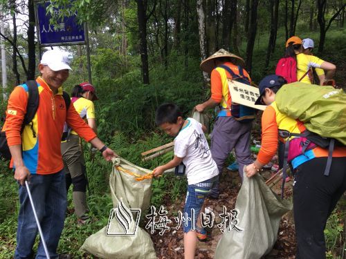 梅州市百余名戶(hù)外愛(ài)好者清潔高觀音景區(qū)衛(wèi)生