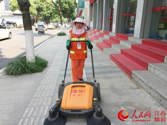 南京溧水一環(huán)衛(wèi)工為保清潔 義務(wù)為商家收垃圾